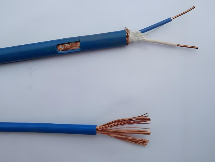 導(dǎo)體是電纜中的關(guān)鍵部件，它承載和傳輸電流.jpg